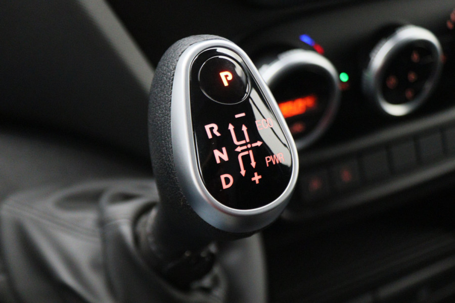 Iveco Daily 35S18 3.0 180 PK Automaat L2H2 3-Zits, Climate, Camera, Cruise, Navigatie, Bluetooth, Trekhaak 3500KG