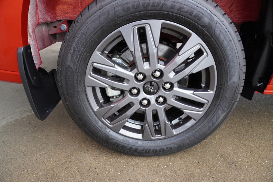 Ford Transit Custom 320L 2.0 TDCI 136pk L2H1 Limited Nr. V153 | Airco | Adap.cruise | Navi | Glaslookpanelen | Spoilers