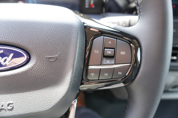 Ford Transit Custom 320L 2.0 TDCI 136pk L2H1 Limited Nr. V153 | Airco | Adap.cruise | Navi | Glaslookpanelen | Spoilers