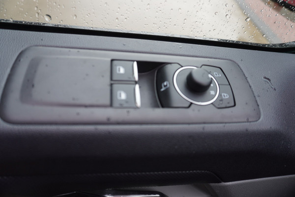 Ford Transit Custom 320L 2.0 TDCI 136pk L2H1 Limited Nr. V153 | Airco | Adap.cruise | Navi | Glaslookpanelen | Spoilers