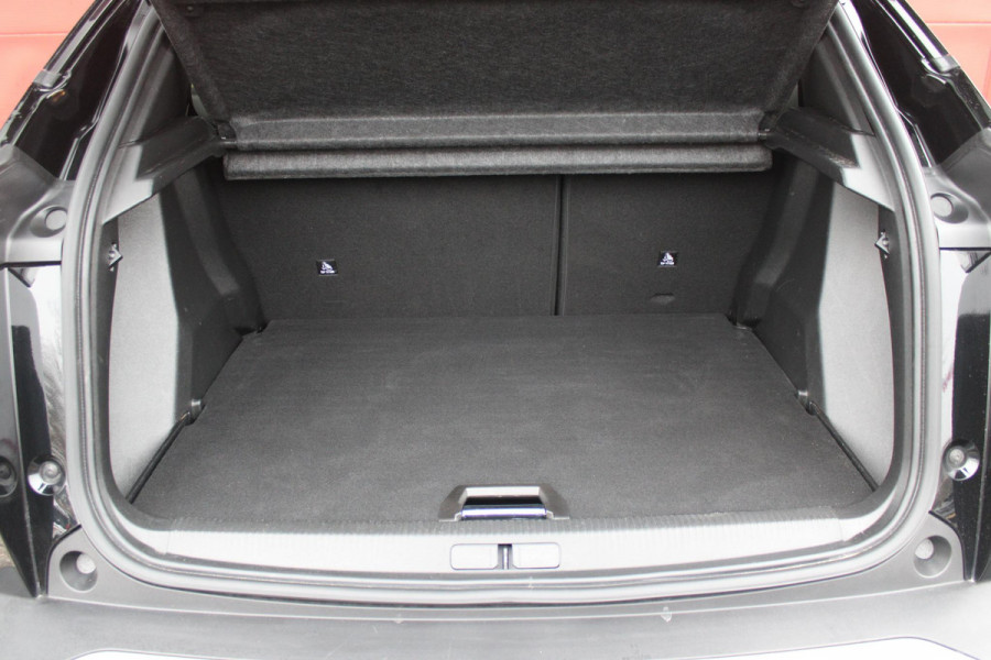 Peugeot 2008 1.2 100PK ALLURE PACK | CAMERA VOOR + ACHTER | NAVIGATIE | TREKHAAK | DRAADLOZE APPLE CARPLAY/ANDROID AUTO | DRAADLOZE TELEFOONLADER | CLIMATE CONTROL | LICHTMETALEN VELGEN 17" | ADAPTIVE CRUISE CONTROL | DAB+ RADIO | KEYLESS ENTRY/START | DODEHOEK DETECTIE |