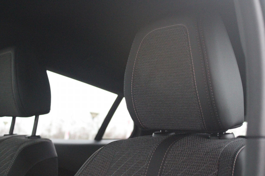 Peugeot 2008 1.2 100PK ALLURE PACK | CAMERA VOOR + ACHTER | NAVIGATIE | TREKHAAK | DRAADLOZE APPLE CARPLAY/ANDROID AUTO | DRAADLOZE TELEFOONLADER | CLIMATE CONTROL | LICHTMETALEN VELGEN 17" | ADAPTIVE CRUISE CONTROL | DAB+ RADIO | KEYLESS ENTRY/START | DODEHOEK DETECTIE |