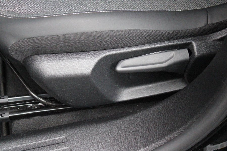 Peugeot 2008 1.2 100PK ALLURE PACK | CAMERA VOOR + ACHTER | NAVIGATIE | TREKHAAK | DRAADLOZE APPLE CARPLAY/ANDROID AUTO | DRAADLOZE TELEFOONLADER | CLIMATE CONTROL | LICHTMETALEN VELGEN 17" | ADAPTIVE CRUISE CONTROL | DAB+ RADIO | KEYLESS ENTRY/START | DODEHOEK DETECTIE |