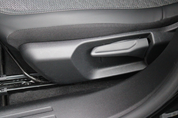 Peugeot 2008 1.2 100PK ALLURE PACK | CAMERA VOOR + ACHTER | NAVIGATIE | TREKHAAK | DRAADLOZE APPLE CARPLAY/ANDROID AUTO | DRAADLOZE TELEFOONLADER | CLIMATE CONTROL | LICHTMETALEN VELGEN 17" | ADAPTIVE CRUISE CONTROL | DAB+ RADIO | KEYLESS ENTRY/START | DODEHOEK DETECTIE |