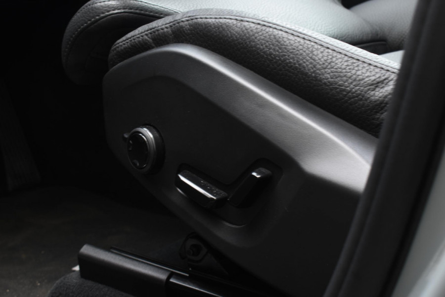 Volvo XC60 T6 350PK Automaat Plug-in Hybrid AWD Ultra Dark / Navigatie / Luchtvering / 360 Camera / Adaptieve Cruise Control / Stuurverwarming / Stoelverwarming v+a / Elektr. Achterklep / Schuifdak / Trekhaak