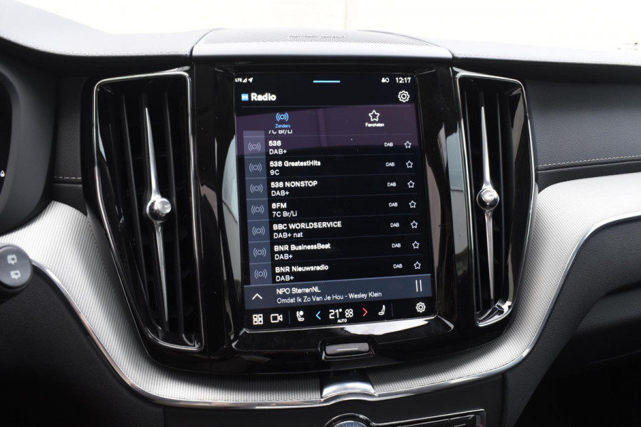 Volvo XC60 T6 350PK Automaat Plug-in Hybrid AWD Ultra Dark / Navigatie / Luchtvering / 360 Camera / Adaptieve Cruise Control / Stuurverwarming / Stoelverwarming v+a / Elektr. Achterklep / Schuifdak / Trekhaak