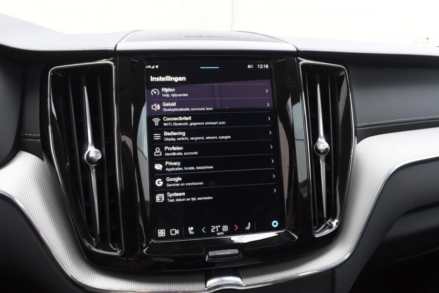 Volvo XC60 T6 350PK Automaat Plug-in Hybrid AWD Ultra Dark / Navigatie / Luchtvering / 360 Camera / Adaptieve Cruise Control / Stuurverwarming / Stoelverwarming v+a / Elektr. Achterklep / Schuifdak / Trekhaak