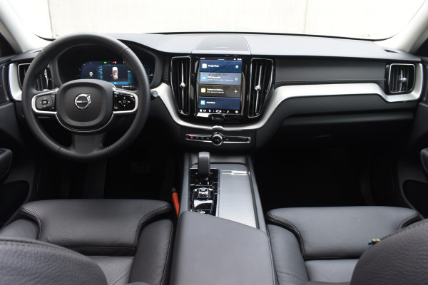 Volvo XC60 T6 350PK Automaat Plug-in Hybrid AWD Ultra Dark / Navigatie / Luchtvering / 360 Camera / Adaptieve Cruise Control / Stuurverwarming / Stoelverwarming v+a / Elektr. Achterklep / Schuifdak / Trekhaak