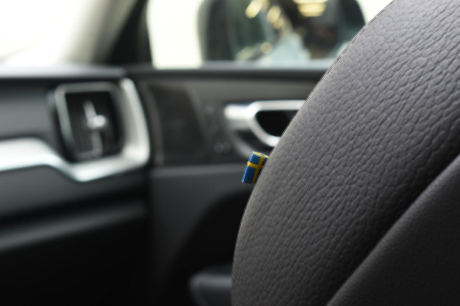 Volvo XC60 T6 350PK Automaat Plug-in Hybrid AWD Ultra Dark / Navigatie / Luchtvering / 360 Camera / Adaptieve Cruise Control / Stuurverwarming / Stoelverwarming v+a / Elektr. Achterklep / Schuifdak / Trekhaak