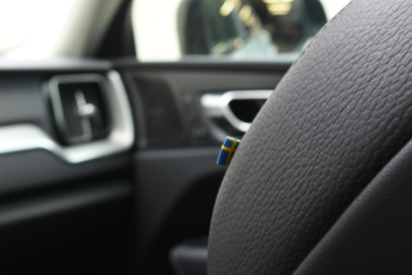 Volvo XC60 T6 350PK Automaat Plug-in Hybrid AWD Ultra Dark / Navigatie / Luchtvering / 360 Camera / Adaptieve Cruise Control / Stuurverwarming / Stoelverwarming v+a / Elektr. Achterklep / Schuifdak / Trekhaak