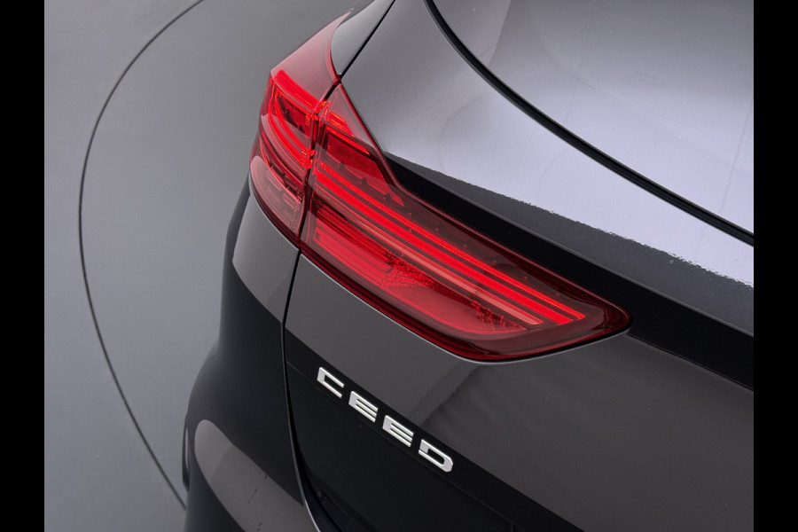 Kia Ceed Sportswagon 1.0T-GDi MHEV Automaat Facelift Navi Ecc Camera Apple Carplay Android Auto Pdc Stoel+Stuurverwarming DynamicPlusLine Elek.Achterklep Lane Assist Dodehoek Assist Regen-Lichtsensor Privacy Glas Isofix 1e Eigenaar Origineel Nederlandse Auto Dealeronderhouden