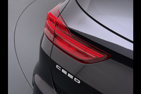 Kia Ceed Sportswagon 1.0T-GDi MHEV Automaat Facelift Navi Ecc Camera Apple Carplay Android Auto Pdc Stoel+Stuurverwarming DynamicPlusLine Elek.Achterklep Lane Assist Dodehoek Assist Regen-Lichtsensor Privacy Glas Isofix 1e Eigenaar Origineel Nederlandse Auto Dealeronderhouden