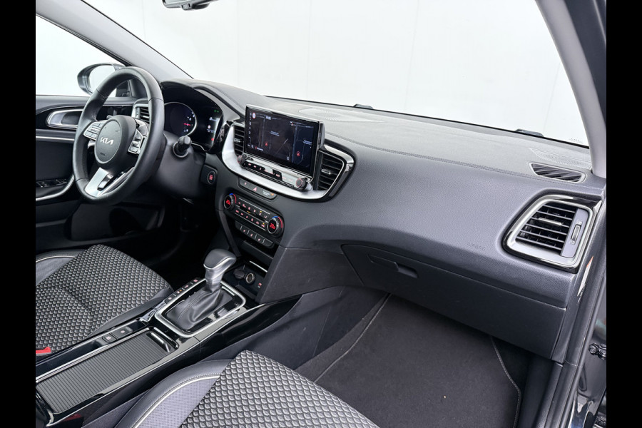 Kia Ceed Sportswagon 1.0T-GDi MHEV Automaat Facelift Navi Ecc Camera Apple Carplay Android Auto Pdc Stoel+Stuurverwarming DynamicPlusLine Elek.Achterklep Lane Assist Dodehoek Assist Regen-Lichtsensor Privacy Glas Isofix 1e Eigenaar Origineel Nederlandse Auto Dealeronderhouden