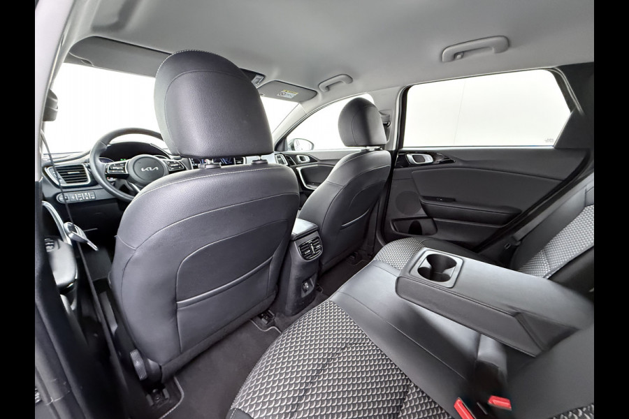 Kia Ceed Sportswagon 1.0T-GDi MHEV Automaat Facelift Navi Ecc Camera Apple Carplay Android Auto Pdc Stoel+Stuurverwarming DynamicPlusLine Elek.Achterklep Lane Assist Dodehoek Assist Regen-Lichtsensor Privacy Glas Isofix 1e Eigenaar Origineel Nederlandse Auto Dealeronderhouden