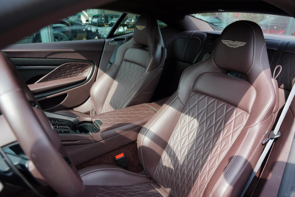 Aston Martin DB12 4.0 V8 / NL-Auto / B&W / Carbon