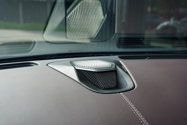 Aston Martin DB12 4.0 V8 / NL-Auto / B&W / Carbon