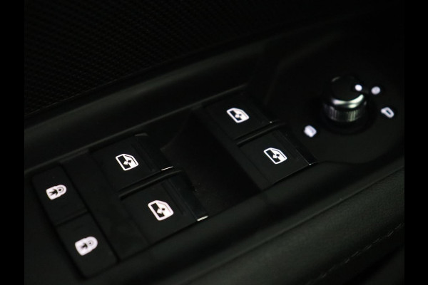 Audi A3 35 TFSI S edition | Stoelverwarming | Carplay | Navigatie | Half leder | Sportstoelen | Full LED | Audi Sound | Virtual Cockpit | Climate control | Parkeerhulp | DAB | Bluetooth | S Line