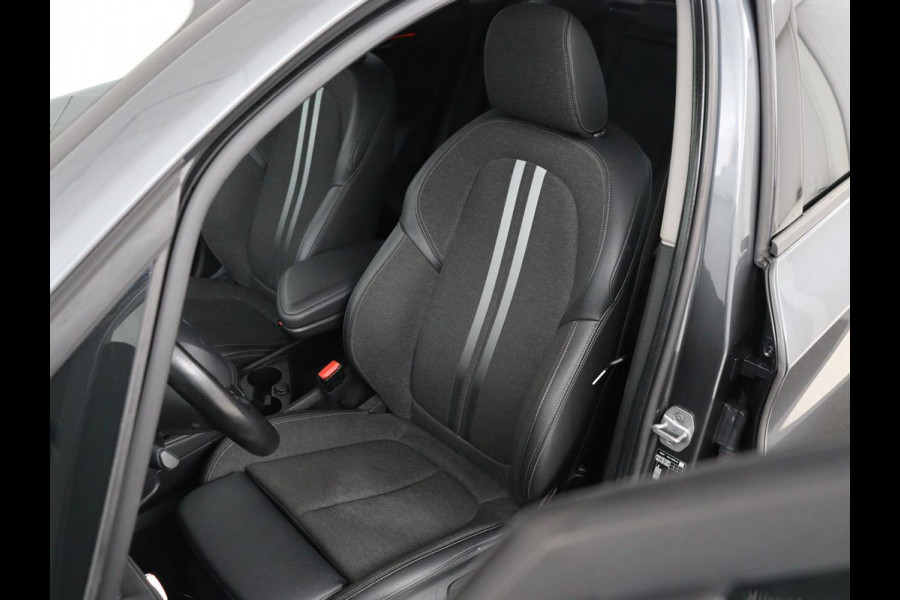 BMW 2 Serie Active Tourer 220i Sport Line | Camera | Sportstoelen | Full LED | Navigatie | Park Assist | 18'' | Climate control | Bluetooth | Cruise control
