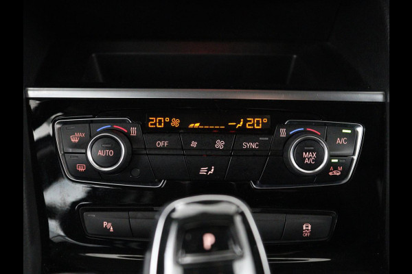 BMW 2 Serie Active Tourer 220i Sport Line | Camera | Sportstoelen | Full LED | Navigatie | Park Assist | 18'' | Climate control | Bluetooth | Cruise control