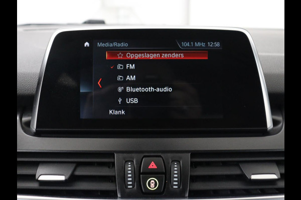 BMW 2 Serie Active Tourer 220i Sport Line | Camera | Sportstoelen | Full LED | Navigatie | Park Assist | 18'' | Climate control | Bluetooth | Cruise control