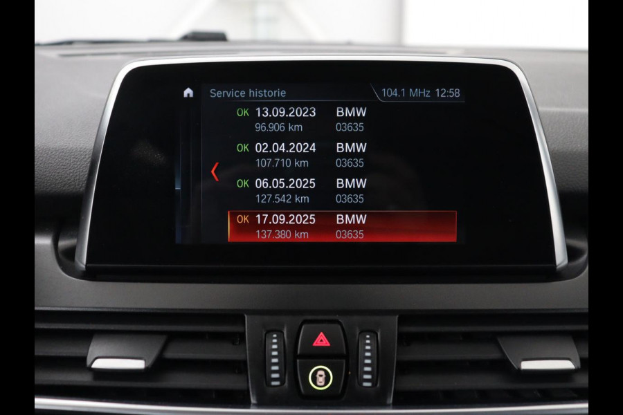 BMW 2 Serie Active Tourer 220i Sport Line | Camera | Sportstoelen | Full LED | Navigatie | Park Assist | 18'' | Climate control | Bluetooth | Cruise control