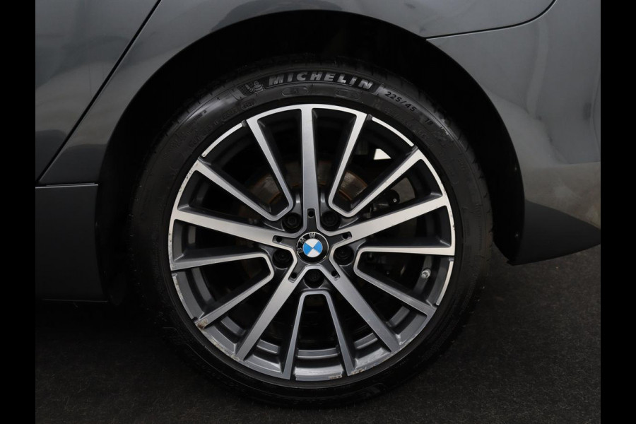 BMW 2 Serie Active Tourer 220i Sport Line | Camera | Sportstoelen | Full LED | Navigatie | Park Assist | 18'' | Climate control | Bluetooth | Cruise control