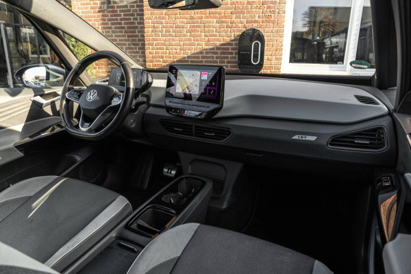 Volkswagen ID.3 First Plus 58 kWh 1e Eig Sfeerverlichting IQ Light Keyless Adaptive Camera Stoelverwarming 19''