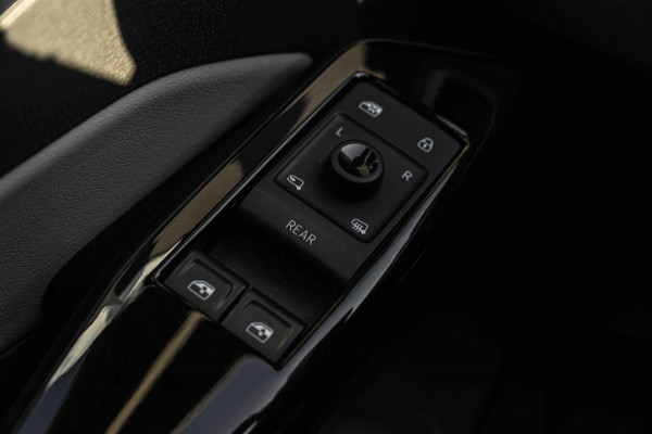 Volkswagen ID.3 First Plus 58 kWh 1e Eig Sfeerverlichting IQ Light Keyless Adaptive Camera Stoelverwarming 19''