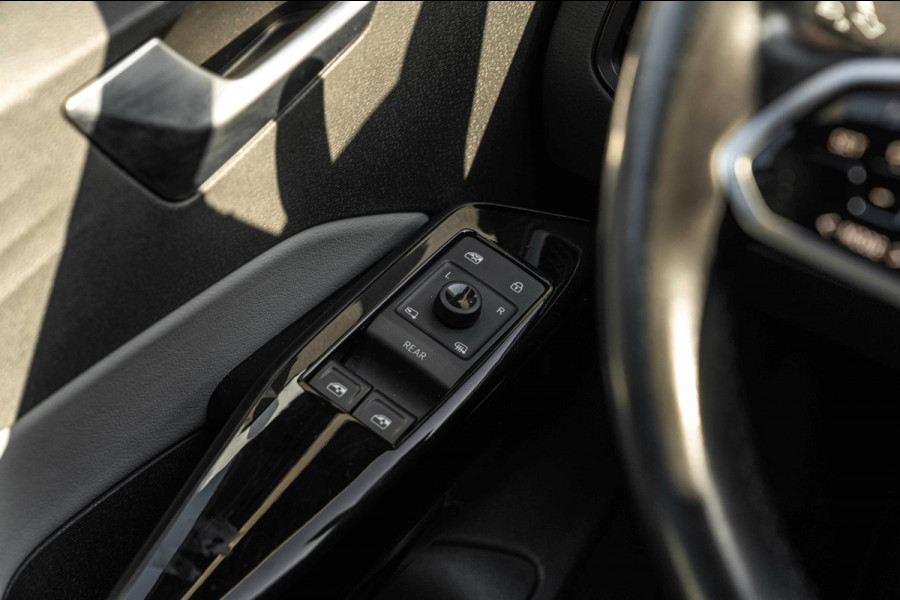 Volkswagen ID.3 First Plus 58 kWh 1e Eig Sfeerverlichting IQ Light Keyless Adaptive Camera Stoelverwarming 19''