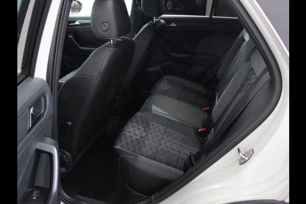 Volkswagen T-Roc 1.5 TSI DSG R-Line+Blackpack Climate control | Adaptieve cruise control | Panoramadak | LED | Navigatie | Achteruitrijcamera | Parkeersensoren | Apple Carplay/ Android Auto | Radio