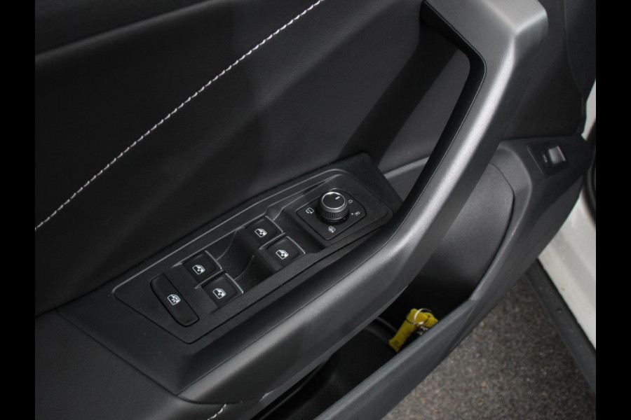 Volkswagen T-Roc 1.5 TSI DSG R-Line+Blackpack Climate control | Adaptieve cruise control | Panoramadak | LED | Navigatie | Achteruitrijcamera | Parkeersensoren | Apple Carplay/ Android Auto | Radio