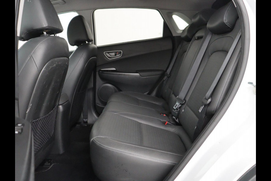 Hyundai Kona EV Premium 64 kWh | SOH 100% | 3 Fase | Stoelventilatie | Leder | Head-Up | Warmtepomp | Trekhaak | Achterbankverwarming | Adaptive cruise | Camera | Carplay | Full LED