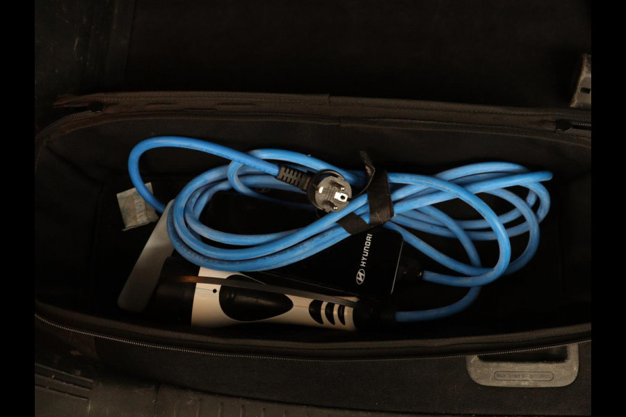 Hyundai Kona EV Premium 64 kWh | SOH 100% | 3 Fase | Stoelventilatie | Leder | Head-Up | Warmtepomp | Trekhaak | Achterbankverwarming | Adaptive cruise | Camera | Carplay | Full LED