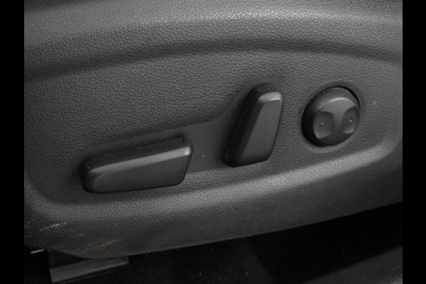 Hyundai Kona EV Premium 64 kWh | SOH 100% | 3 Fase | Stoelventilatie | Leder | Head-Up | Warmtepomp | Trekhaak | Achterbankverwarming | Adaptive cruise | Camera | Carplay | Full LED