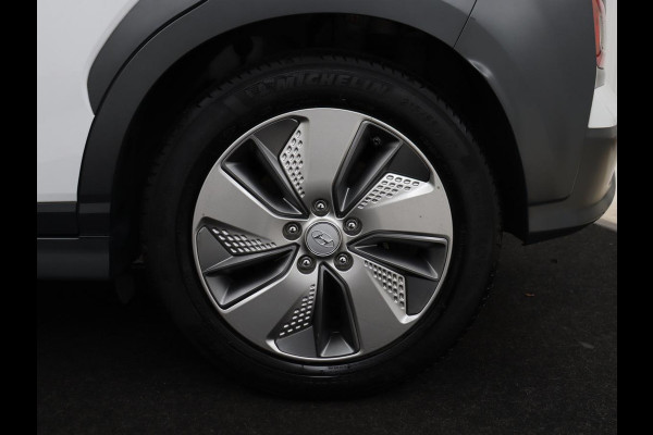 Hyundai Kona EV Premium 64 kWh | SOH 100% | 3 Fase | Stoelventilatie | Leder | Head-Up | Warmtepomp | Trekhaak | Achterbankverwarming | Adaptive cruise | Camera | Carplay | Full LED