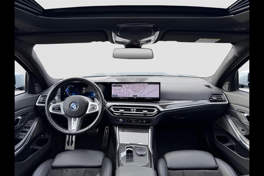 BMW 3 Serie Touring 320e | M-Sport | Pano | Harman Kardon | 19 inch | Carbon | Stuurwiel verwarmd | Individual | Brooklyn Grey