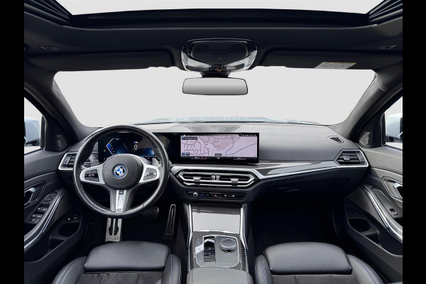 BMW 3 Serie Touring 320e | M-Sport | Pano | Harman Kardon | 19 inch | Carbon | Stuurwiel verwarmd | Individual | Brooklyn Grey