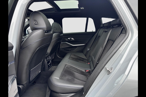 BMW 3 Serie Touring 320e | M-Sport | Pano | Harman Kardon | 19 inch | Carbon | Stuurwiel verwarmd | Individual | Brooklyn Grey