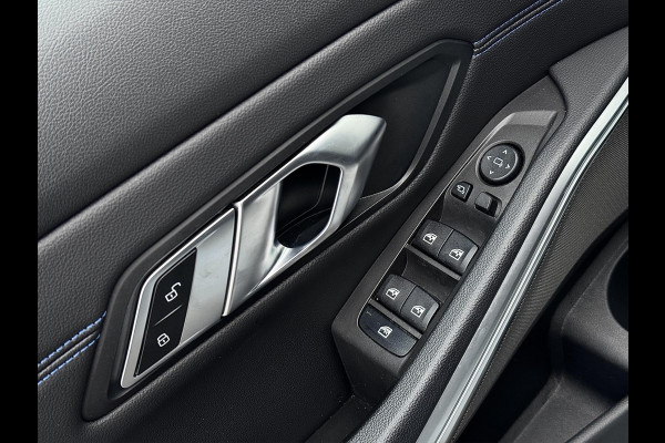 BMW 3 Serie Touring 320e | M-Sport | Pano | Harman Kardon | 19 inch | Carbon | Stuurwiel verwarmd | Individual | Brooklyn Grey