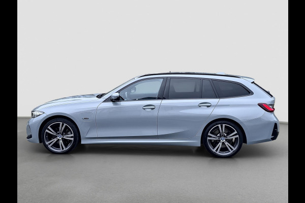BMW 3 Serie Touring 320e | M-Sport | Pano | Harman Kardon | 19 inch | Carbon | Stuurwiel verwarmd | Individual | Brooklyn Grey