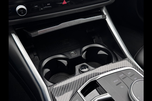 BMW 3 Serie Touring 320e | M-Sport | Pano | Harman Kardon | 19 inch | Carbon | Stuurwiel verwarmd | Individual | Brooklyn Grey