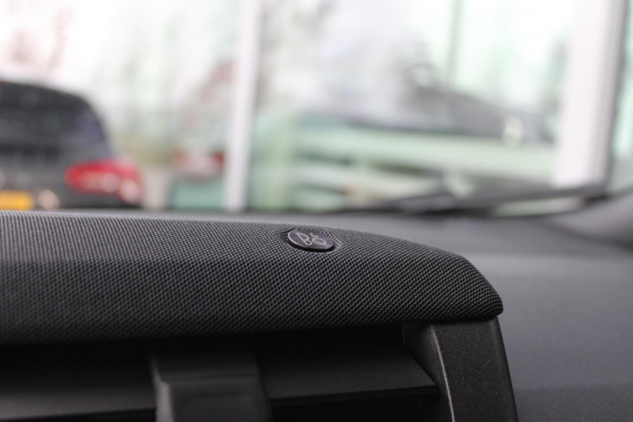 Ford Puma 1.0 EcoBoost Hybrid ST-Line X 155pk | Panorama Dak | Driver Assistance Pack | Winterpack | Trekhaak afneembaar | All Weather banden | Reservewiel