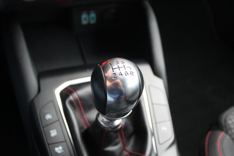 Ford FOCUS Wagon 1.0 EcoBoost Hybrid ST Line X Business 155pk! | Winter Pack | 18 inch lichtmetalen velgen