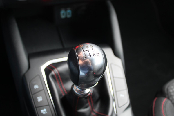 Ford FOCUS Wagon 1.0 EcoBoost Hybrid ST Line X Business 155pk! | Winter Pack | 18 inch lichtmetalen velgen