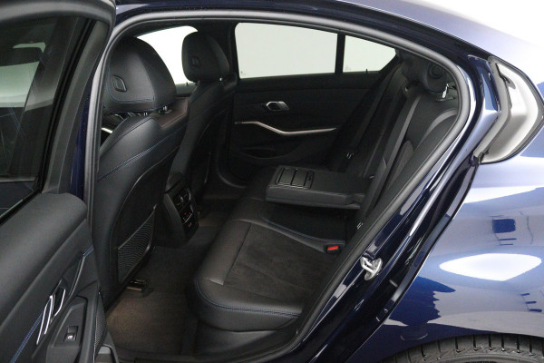 BMW 3 Serie 318i (STOELVERWARMING, STUURVERWARMING, ACHTERUITRIJCAMERA, PARKEERSENSOREN, NAVIGATIE)