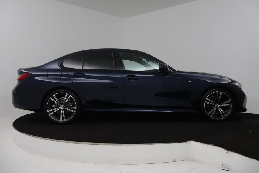 BMW 3 Serie 318i (STOELVERWARMING, STUURVERWARMING, ACHTERUITRIJCAMERA, PARKEERSENSOREN, NAVIGATIE)