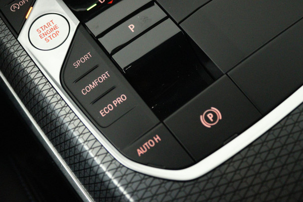 BMW 3 Serie 318i (STOELVERWARMING, STUURVERWARMING, ACHTERUITRIJCAMERA, PARKEERSENSOREN, NAVIGATIE)