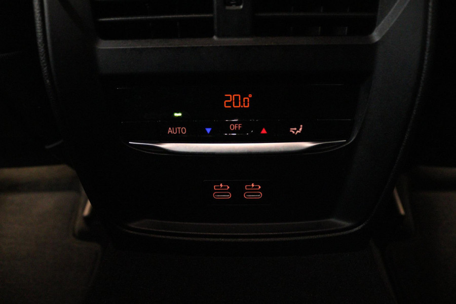 BMW 3 Serie 318i (STOELVERWARMING, STUURVERWARMING, ACHTERUITRIJCAMERA, PARKEERSENSOREN, NAVIGATIE)