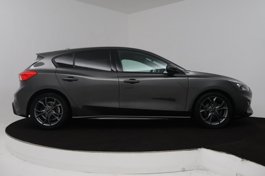 Ford Focus 1.0 EcoBoost Titanium Business (NAVIGATIE, CARPLAY, PARKEERSENSOREN, ACHTERUITRIJCAMERA, NL-AUTO)