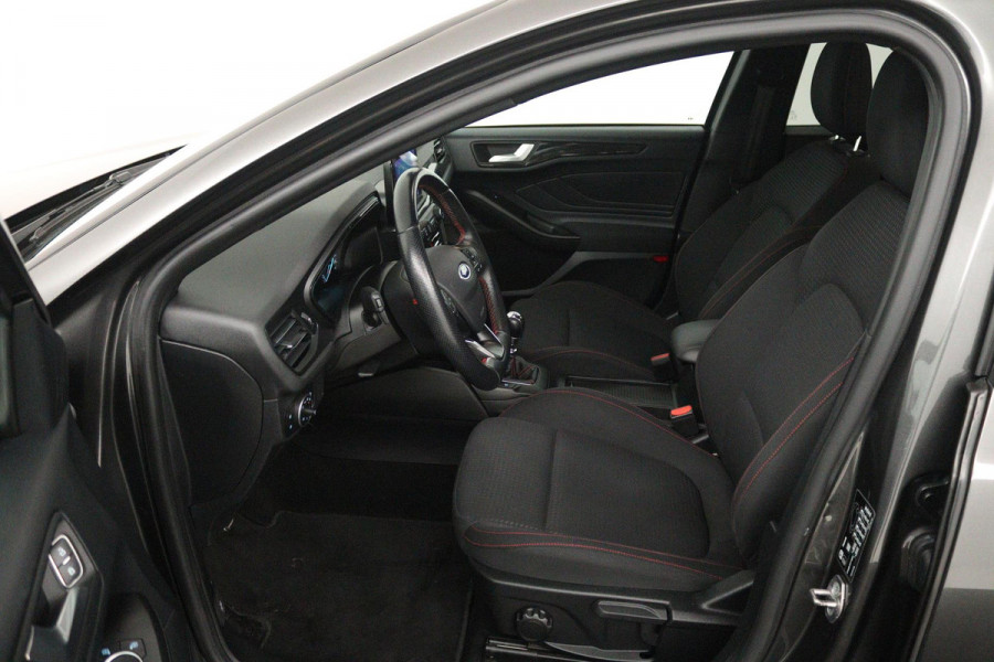 Ford Focus 1.0 EcoBoost Titanium Business (NAVIGATIE, CARPLAY, PARKEERSENSOREN, ACHTERUITRIJCAMERA, NL-AUTO)
